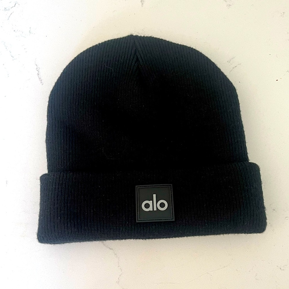 alo everyday beanie. Never worn